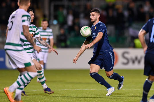 Besard Sabovic of Djurgården and Andrew Lyons of Shamrock