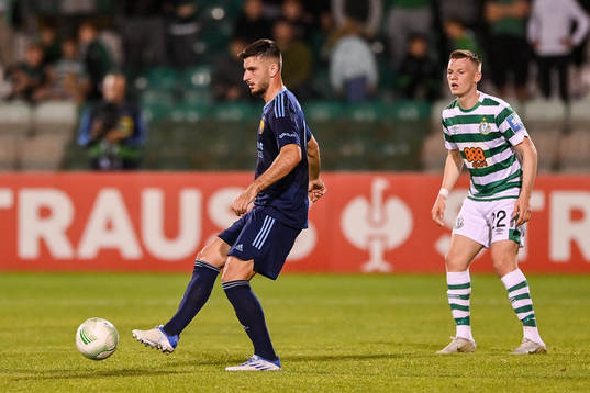 Besard Sabovic of Djurgården and Andrew Lyons of Shamrock