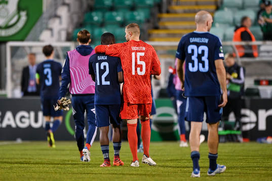 Emmanuel Justine Rabby Banda and goalkeeper Aleksandr