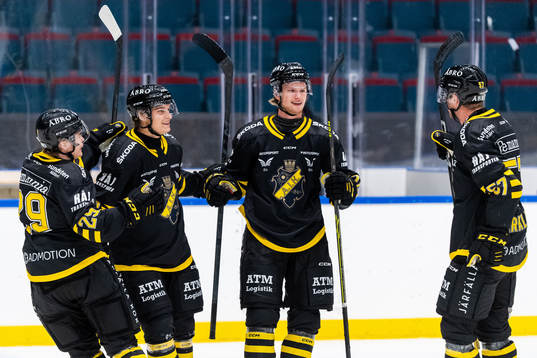 s Valdemar Johansson och Alfred Barklund jublar med