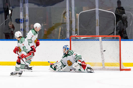 Moras målvakt Kari Piiroinen släpper in mål