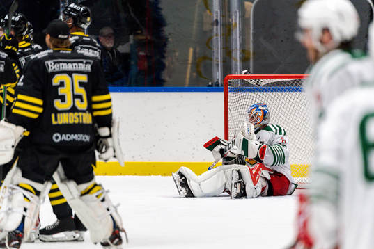 Moras målvakt Kari Piiroinen deppar