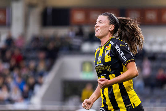 Häckens Pauline Hammarlund jublar