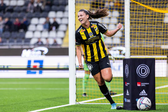Häckens Pauline Hammarlund jublar