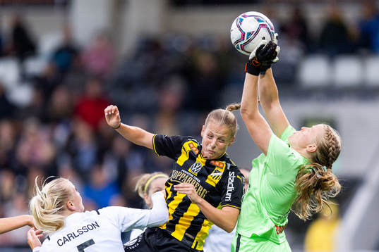 Häckens Anna Anvegård och Umeås målvakt Agnes Granberg