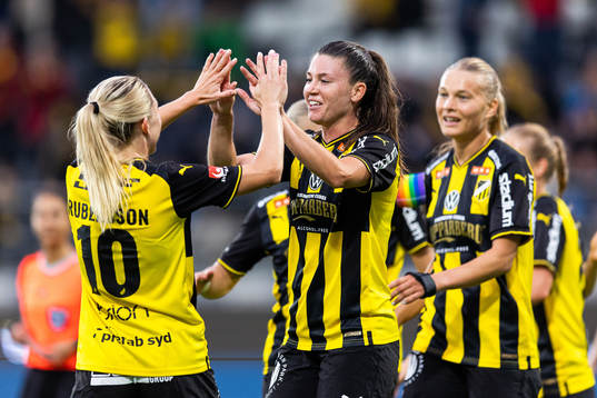 Häckens Elin Rubensson jublar med målskytten till 2-0