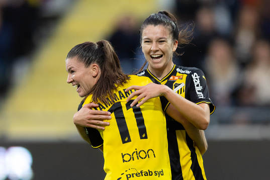 Häckens Pauline Hammarlund jublar