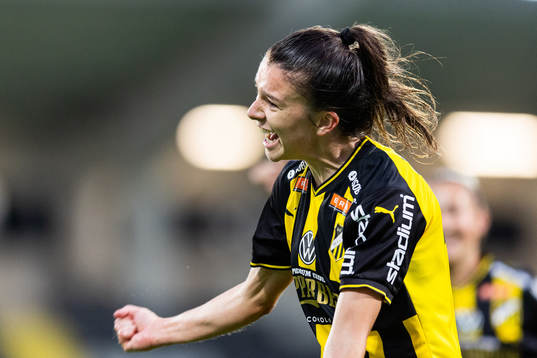 Häckens Anna Julia Csiki jublar