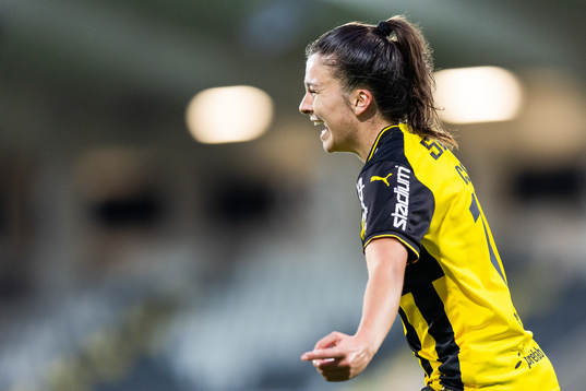 Häckens Anna Julia Csiki jublar