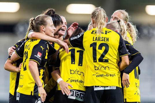 Häckens spelare jublar med Pauline Hammarlund (mitten)