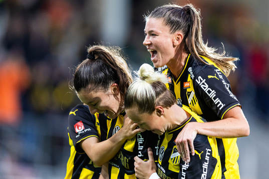 Häckens Anna Julia Csiki jublar med Pauline Hammarlund och