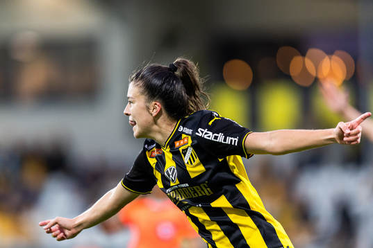 Häckens Anna Julia Csiki jublar