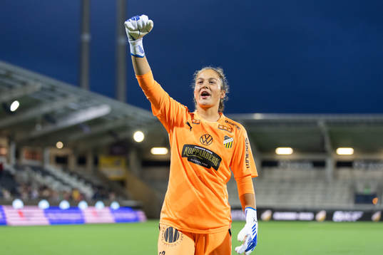 Häckens målvakt Livia Peng jublar