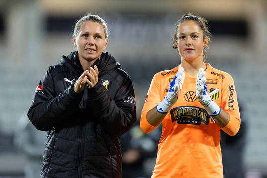 Häckens målvakt Jennifer Falk och målvakt Livia Peng