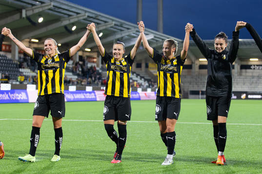 Häckens spelare jublar