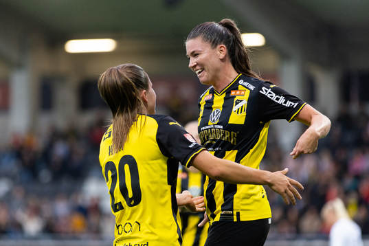 Häckens Pauline Hammarlund jublar