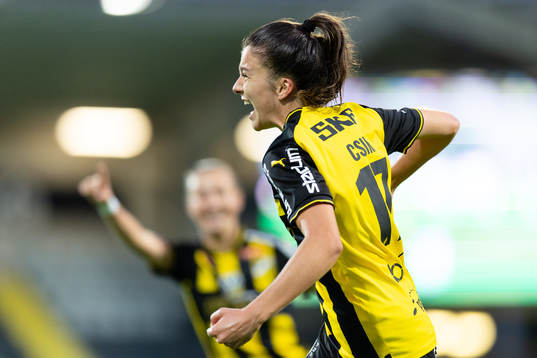 Häckens Anna Julia Csiki jublar