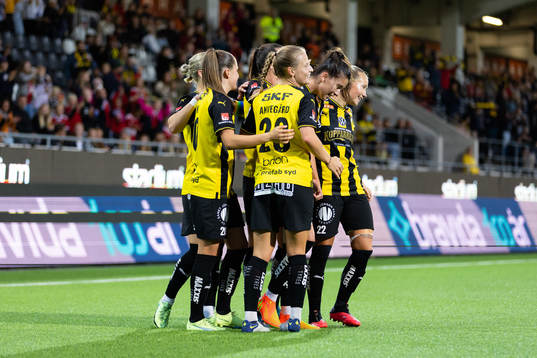 Häckens Anna Julia Csiki jublar med lagkamrater