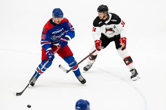Oskarshamns Patrik Karlkvist och Malmö Redhawks Carl