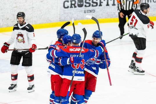 Oskarshamns Patrik Karlkvist jublar med lagkamrater