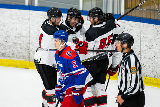 Malmö Redhawks Pathrik Westerholm jublar med lagkamrater