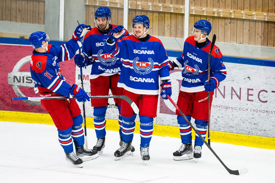Oskarshamns Patrik Karlkvist jublar med lagkamrater