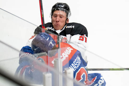 Malmö Redhawks Emil Sylvegård tacklar Oskarshamns Hugo