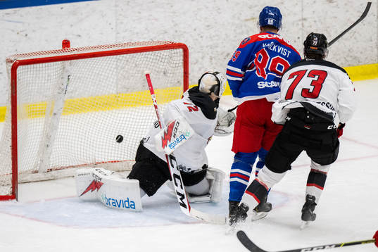Oskarshamns Patrik Karlkvist gör 2-3 bakom Malmö Redhawks