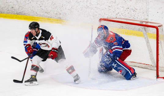 Malmö Redhawks Lance Bouma oroar vid Oskarshamns målvakt