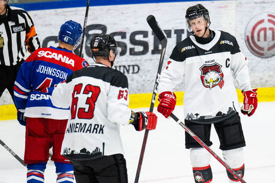 Malmö Redhawks Carl Söderberg jublar
