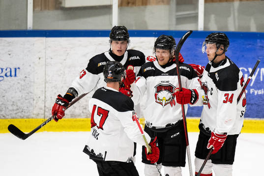Malmö Redhawks Marcus Sylvegård jublar med lagkamrater
