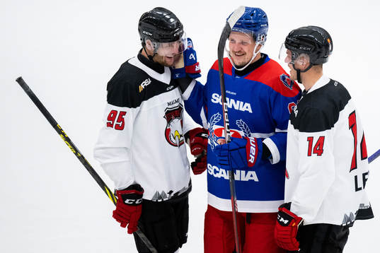 Malmö Redhawks Carl Persson och Carl-Johan Lerby i samtal