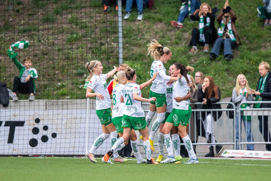 Hammarbys Madelen Janogy jublar med lagkamrater