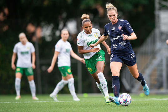Hammarbys Madelen Janogy och FC Rosengårds Rebecca Knaak