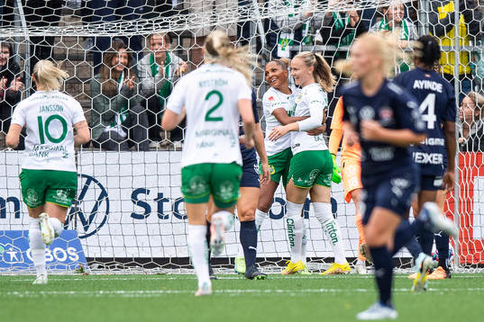 Hammarbys Madelen Janogy och Matilda Vinberg jublar