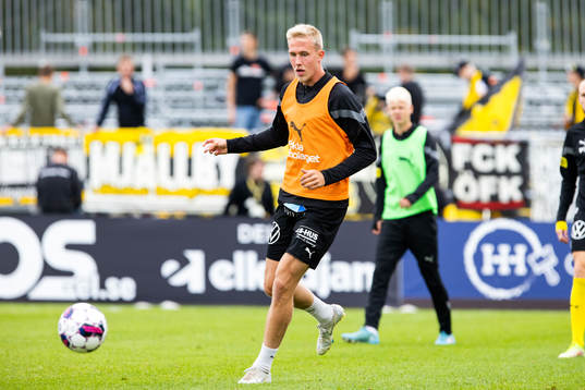 Mjällbys Herman Johansson på uppvärmningen