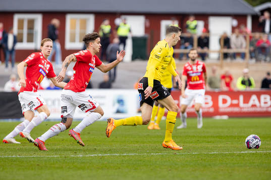 Degerfors Justin Salmon och Mjällbys Jetmir Haliti