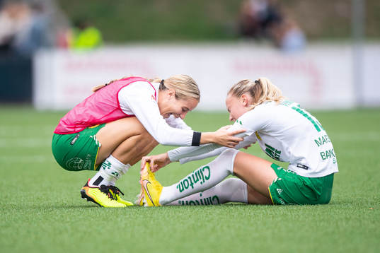 Hammarbys Courtney Nevin jublar och Matilda Vinberg har ont