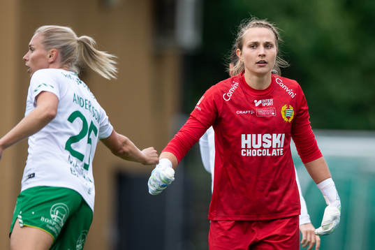 Hammarbys Jonna Andersson och målvakt Anna Tamminen jublar