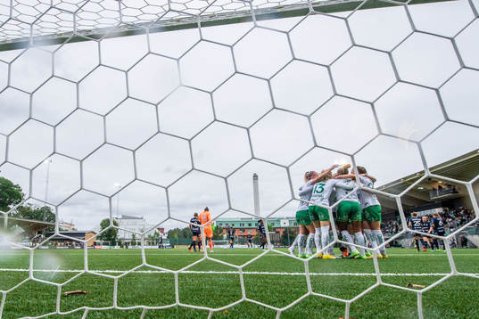 Hammarbys Madelen Janogy jublar med lagkamrater