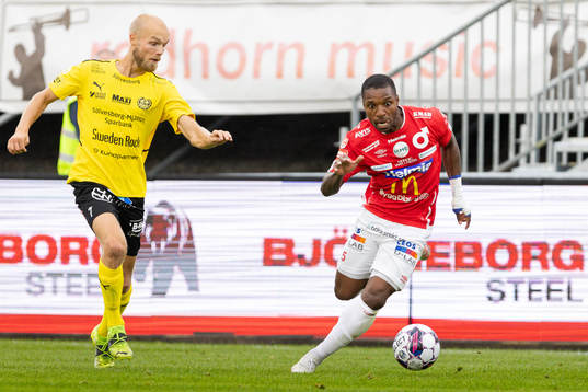 Mjällbys Viktor Gustafson och Degerfors Joseph - Claude