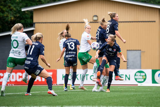 Hammarbys Adelina Engman och FC Rosengårds Rebecca Knaak,