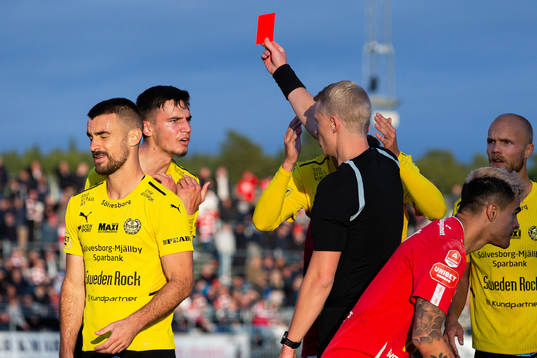 Mjällbys Noah Eile får rött kort