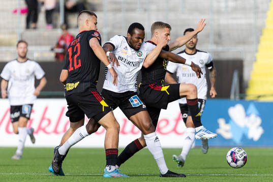 Örebros Christian Moses i en kamp mot Östersunds Kristian
