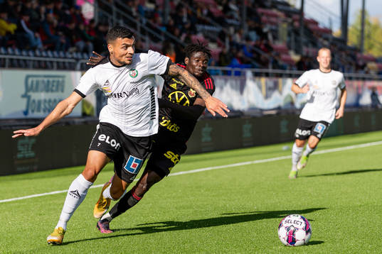 Örebros Ahmed Yasin och Östersunds Yannick Armel Assiedou