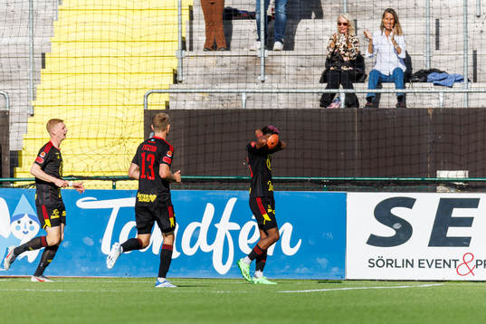 Östersunds Chovanie Amatkarijo sätter på sig en mask och