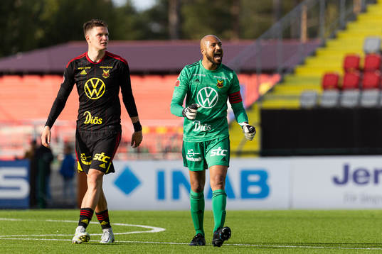 Östersunds Myroslav Mazur och målvakt Aly Keita jublar