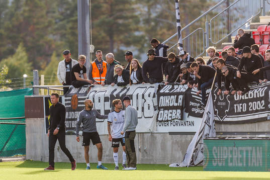 Örebros tränare Christian Järdler lämnar publiken
