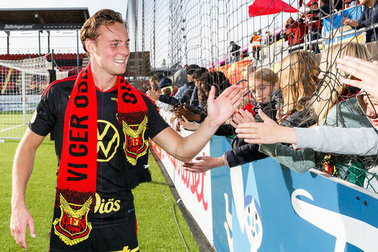 Östersunds Cesar Weilid jublar med publiken