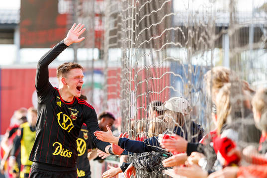 Östersunds Myroslav Mazur jublar med publiken